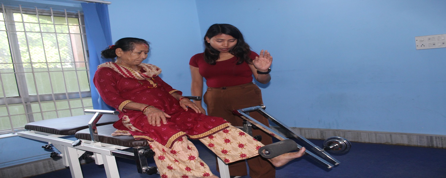 ज्येष्ठ नागरिकलाई निशुल्क फिजियोथेरापी गराउदै